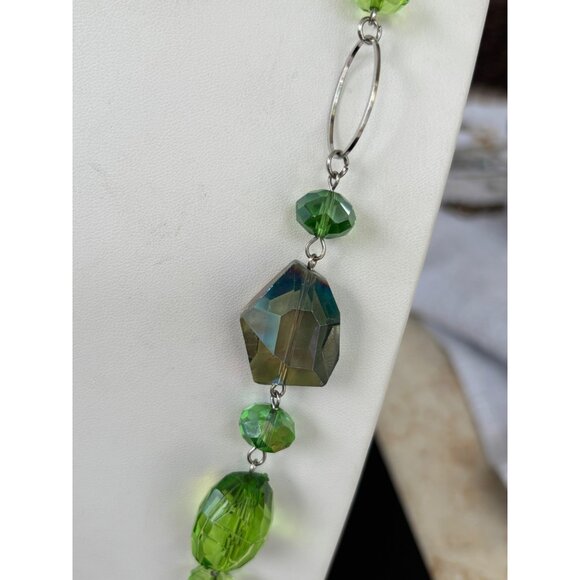 Vintage Green Glass Beaded Necklace With Faceted Details & Silver-Tone Links - Picture 6 of 10